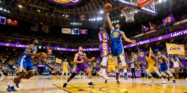 NBA季后赛洛杉矶湖人对阵金州勇士的比赛现场图片